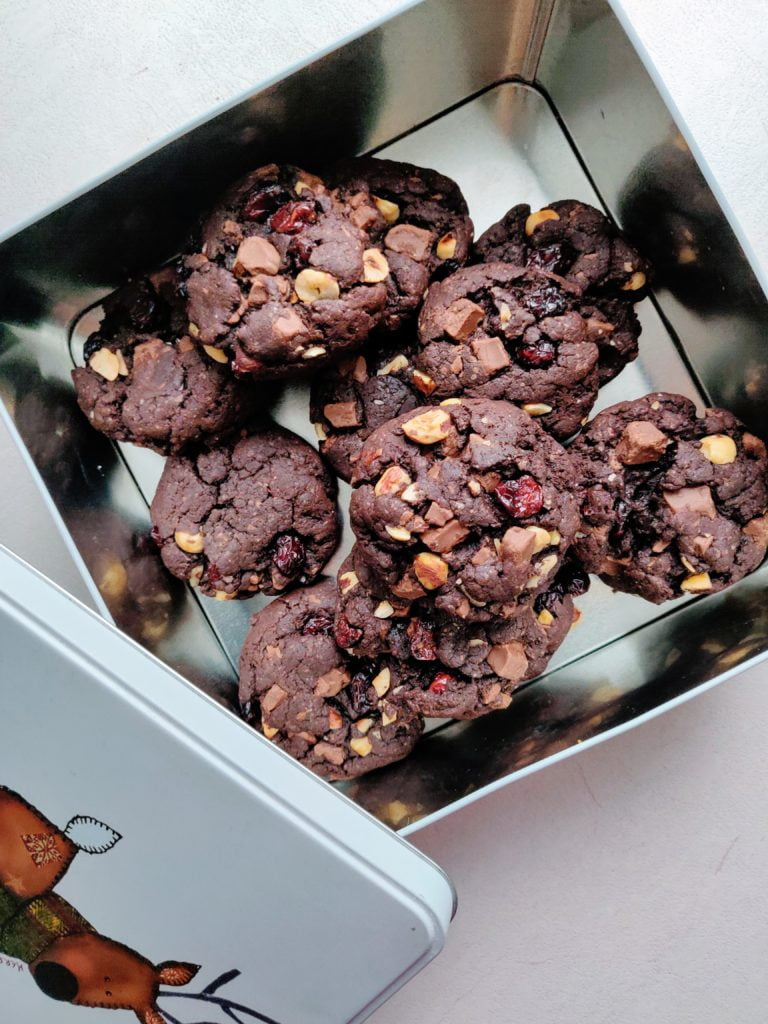 Ciastka czekoladowe z orzechami i żurawiną